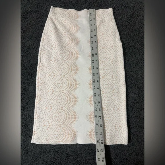 BCBG Maxazria Elegant Cream and Tan Patterned Skirt - Picture 3 of 3